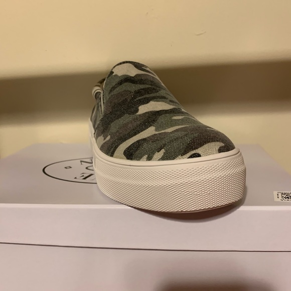 Steve Madden Gills C Sneaker in Green Camo - Picture 5 of 9